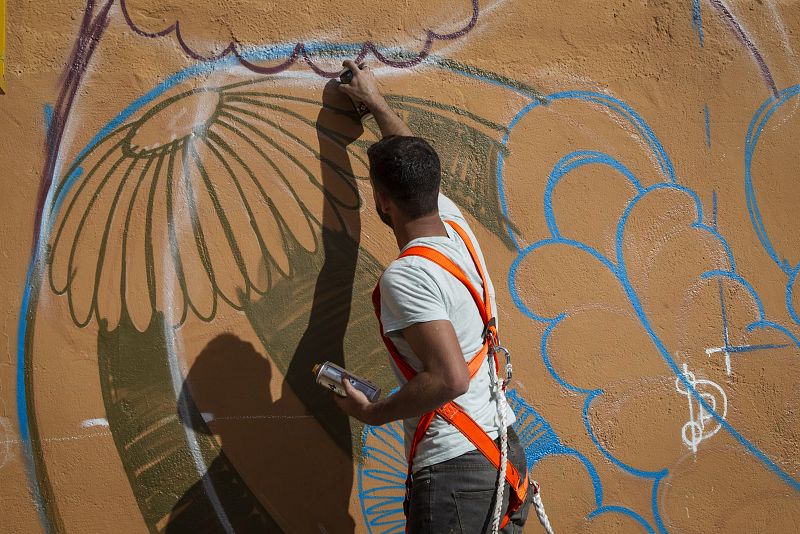 Sobre los bocetos, el color toma la palabra en la intervención de arte urbano más grande de España.