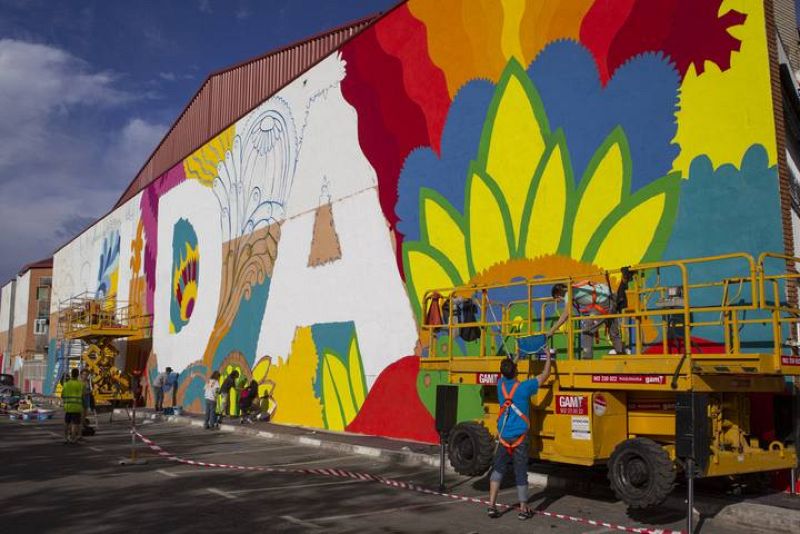 La palabra "Vida", emblema del proyecto MULAcity, con el sello del colectivo Boa Mistura.
