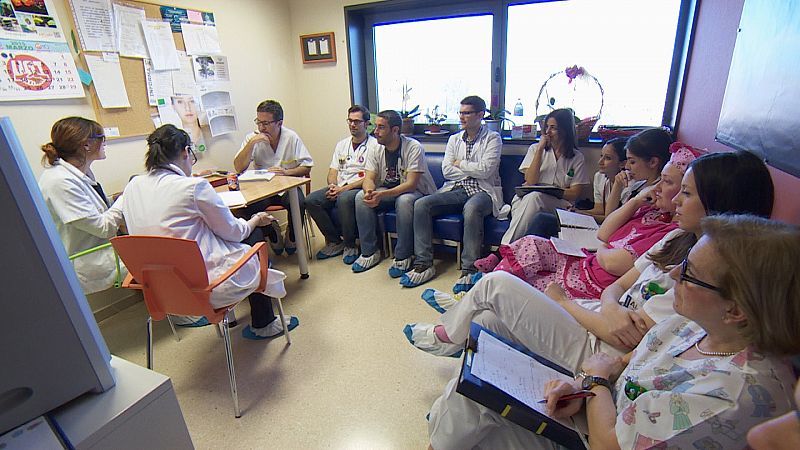 Sanitarios y payasos forman un equipo en el Arrixaca de Murcia