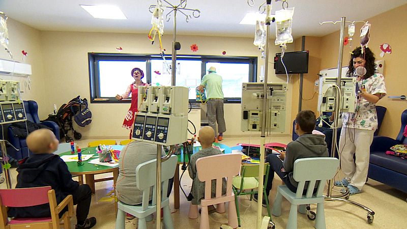 Pipa y Huevo frito hacen reir a los niños de oncología con sus juegos