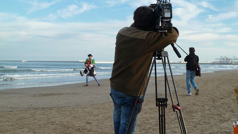 Maxrecetas y Zirujuana juegan en la playa