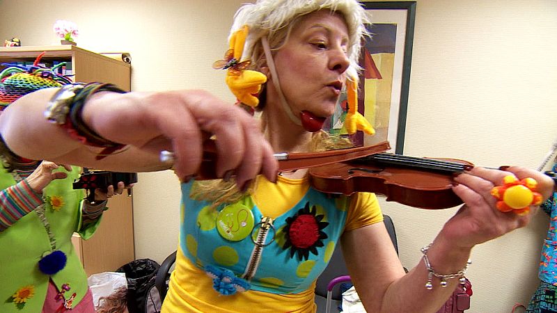 Tu-tú ensaya con su violín