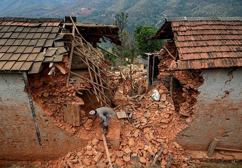 Residentes retiran escombros en Sindhupalchowk