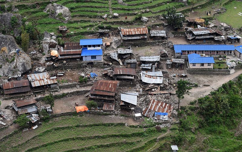 Vista aérea de casas dañadas en la zona de Gorja. Los equipos de rescate no han podido llegar aún a zonas remotas de Nepal