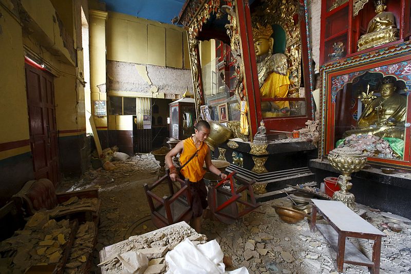 Monasterio dañado en la estupa de Swoyambhunath, patrimonio de la UNESCO, en Katmandú