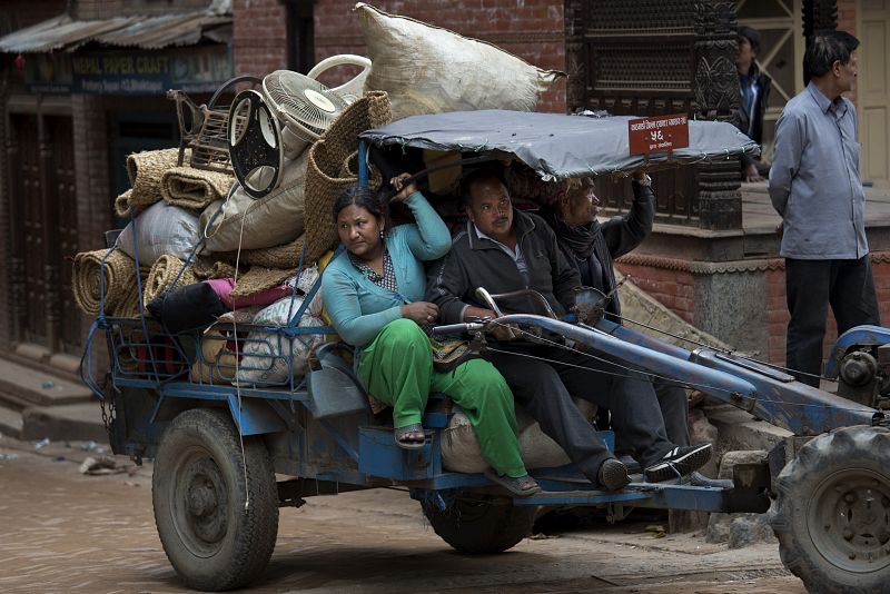 Una familia con sus pertenencias abandona Bhaktapur. Miles de personas huyen tras haber perdido sus viviendas o por miedo a las réplicas