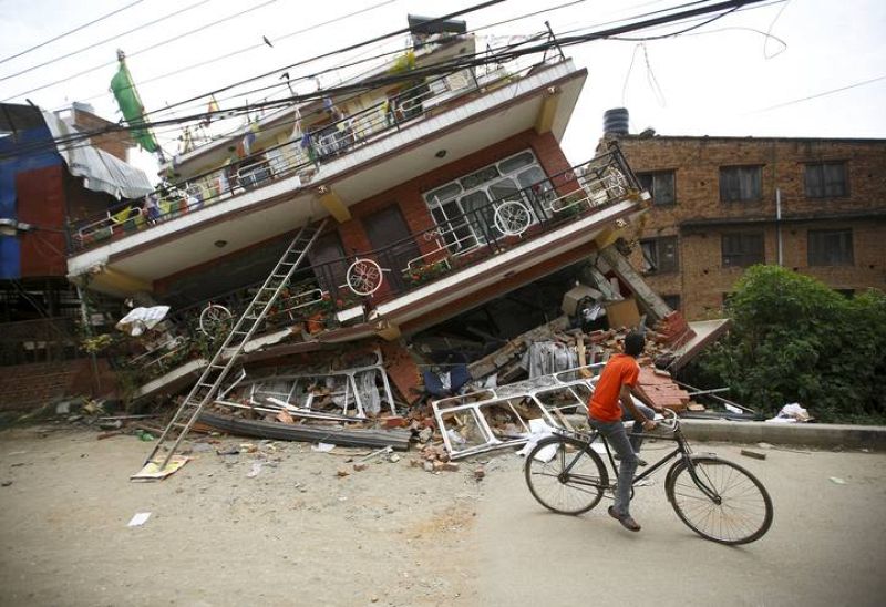Edificio derrumbado en la capital nepalí