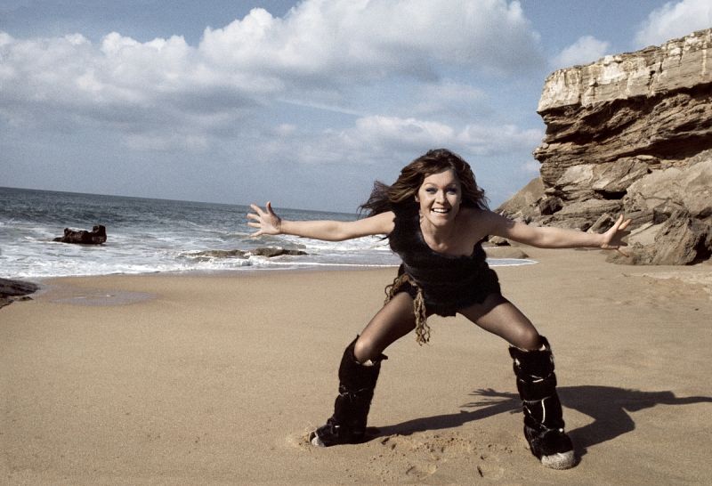 Fotografía de Marisol realizada en las playas de Cádiz en 1972 y portada de El País Semanal el 18 de julio de 1999