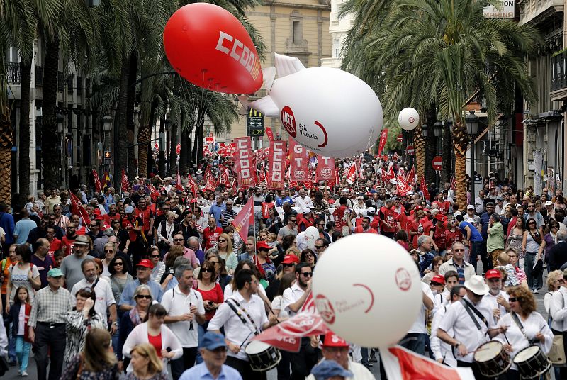 Vista general de la manifestación convocada por CC.OO y UGT en Valencia, con motivo del Primero de Mayo.