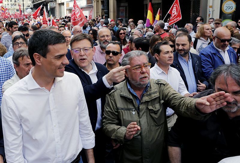 El líder del PSOE, Pedro Sánchez (i), junto al secretario general del PSPV, Ximo Puig (2i), ha participado en la manifestación del Primero de Mayo en Valencia.