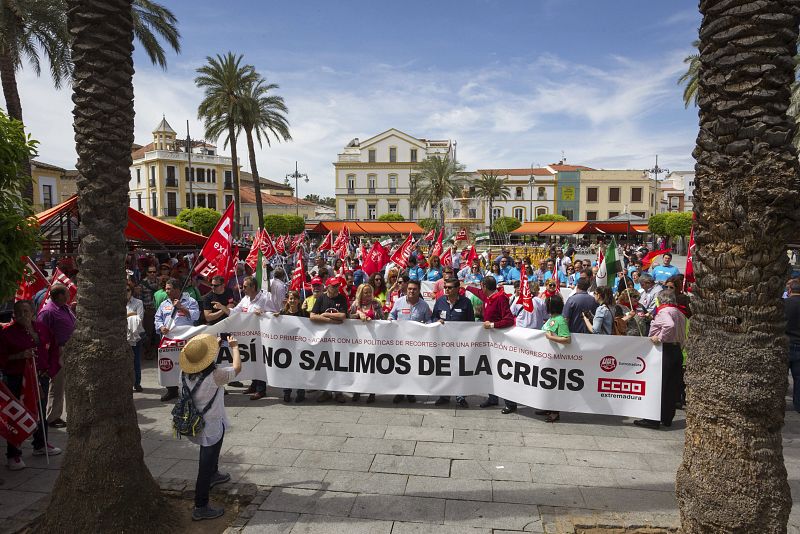 Los sindicatos UGT y CC.OO celebran el Primero de Mayo en Mérida con una manifestación bajo el lema 'Así no salimos de la crisis'.