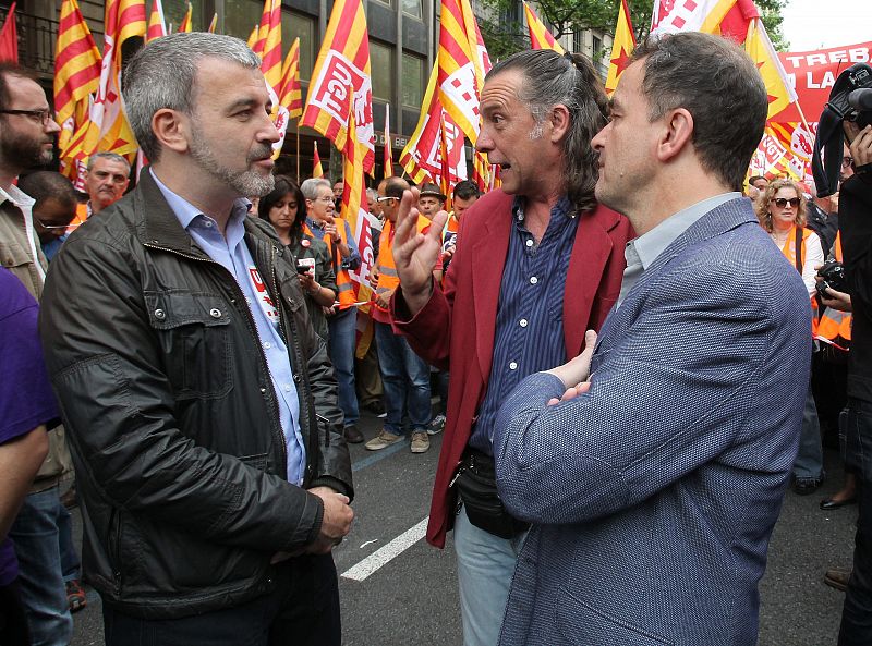 El candidato del PSC a la Alcaldía de Barcelona, Jaume Collboni (i), conversa con alcaldable de ERC por Barcelona, Alfred Bosch (d), durante la manifestación del Primero de Mayo en Barcelona.