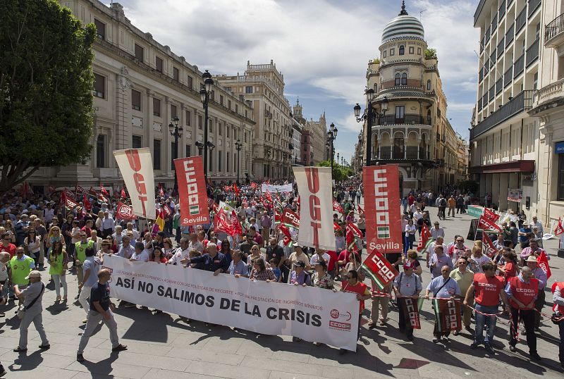 Los secretarios regionales de UGT, Carmen Castilla y de CC.OO, Francisco Carbonero (ambos en el centro) encabezando la marcha convocada en Sevilla para celebrar el Primero de Mayo.