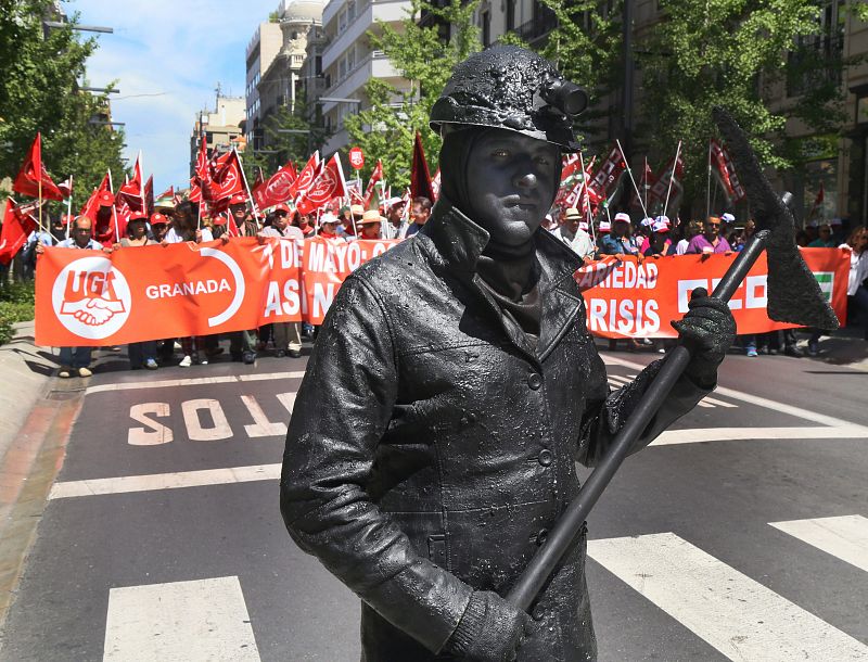 Un mimo callejero se suma a la manifestación del Primero de Mayo en Granada en la que han participado más de 5.000 personas.