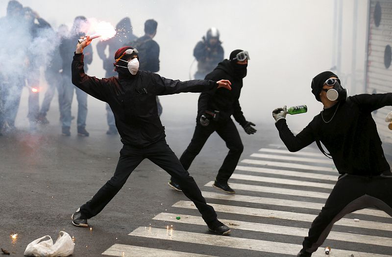 Los manifestantes antisistema arrojaron botellas y bengalas en enfrentamientos con la Policía.