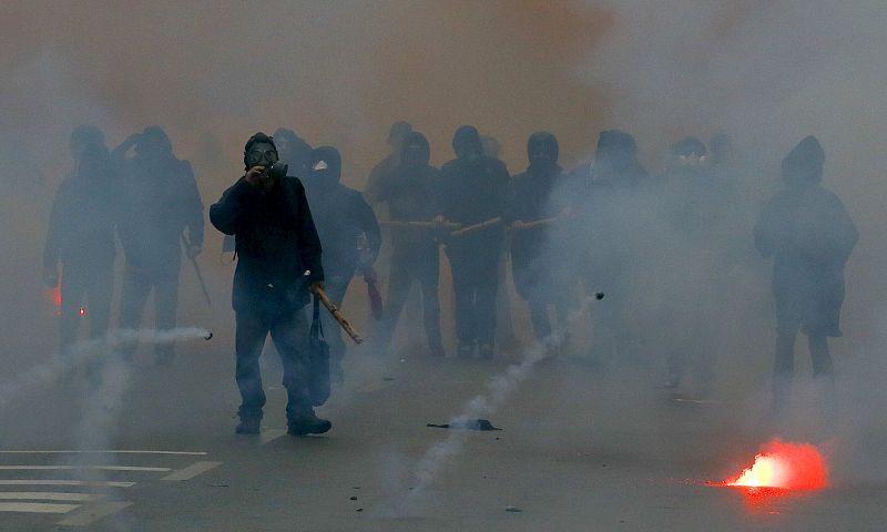 Los agentes recurrieron al lanzamiento de gases lacrimógenos que acabaron dispersando la manifestación.