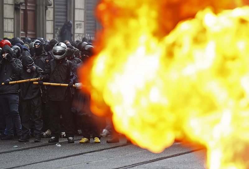 Una decena de manifestantes, todos ellos italianos, fueron detenidos. Once agentes resultaron heridos leves tras los disturbios (siete carabineros y cuatro policías).