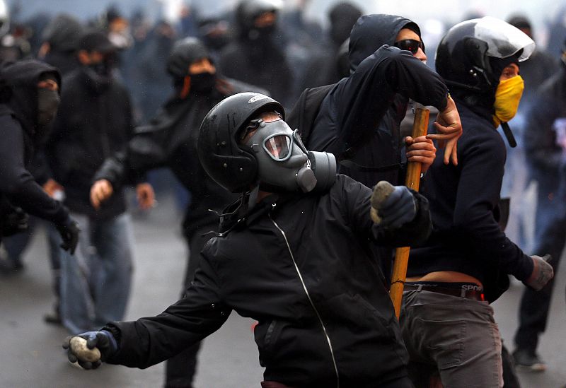 Una manifestación bajo el lema "Expo: deuda, cemento y precariedad" degeneró en los enfrentamientos protagonizados por antisistema mezclados entre los manifestantes.