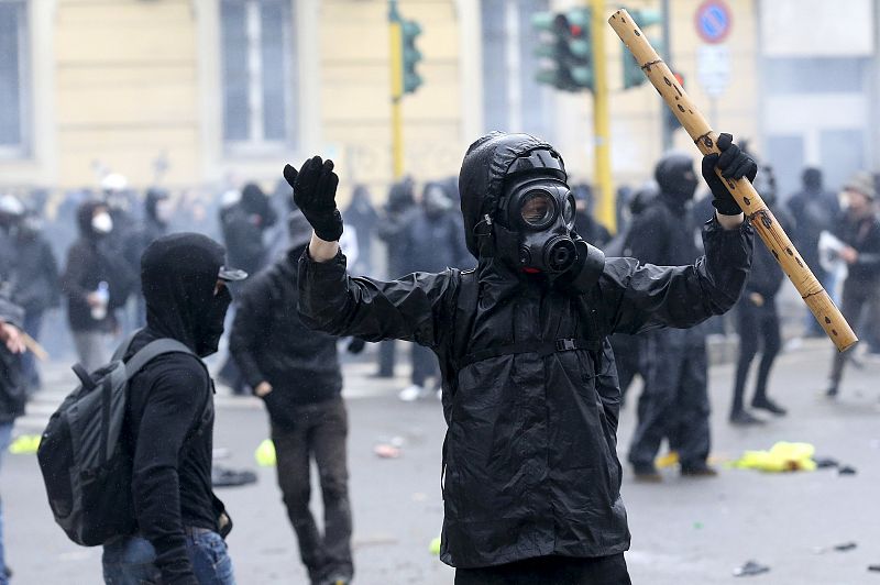 Milán se ha convertido en un improvisado campo de batalla en el que los antisistema han provocado toda clase de destrozos.