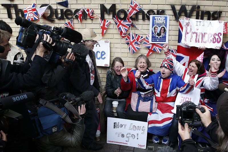 Un grupo de fans celebran el anuncio del nacimiento de la segunda hija de los duques de Cambridge.