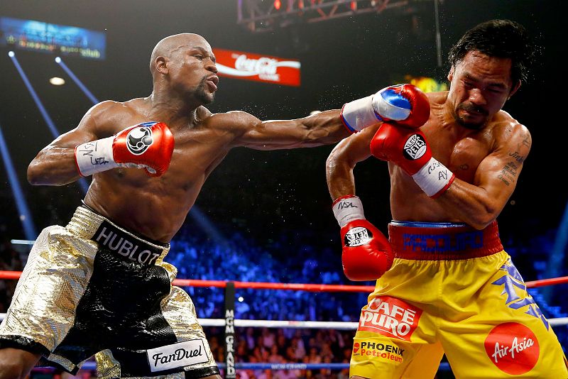 Derecha de Mayweather Pacquiao en un momento del combate.