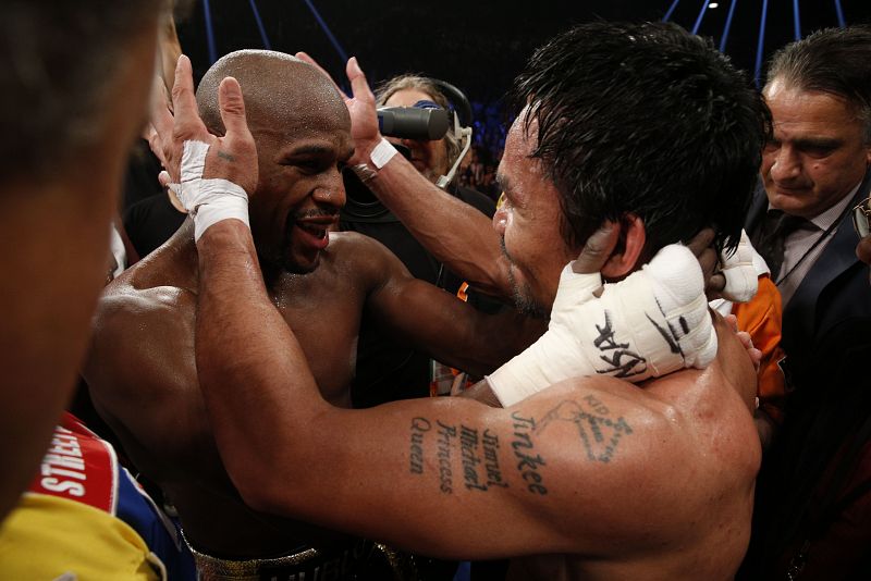 Mayweather y Pacquiao se abraza tras la pelea.