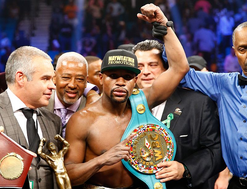Mayweather ha ganado a los puntos el combate de unificación del título del peso welter, versión Consejo Mundial de Boxeo (CMB), Asociación Mundial (AMB) y Organización Mundial (OMB).