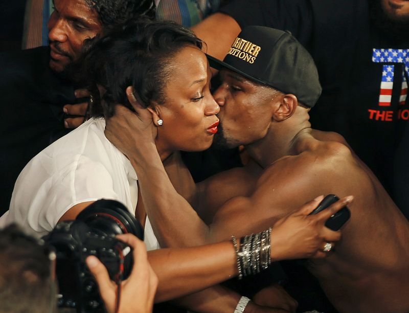 Floyd Mayweather besa a su hermana Deltricia Howard tras su victoria sobre Manny Pacquiao.