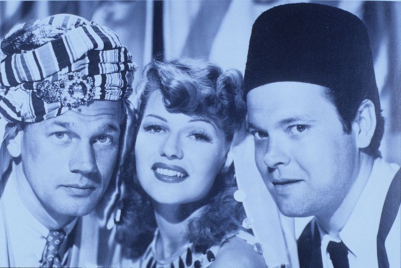 Orson Welles junto a los actores Joseph Cotten y Rita Hayworth ofrecen un espectáculo para el ejército americano (1943)