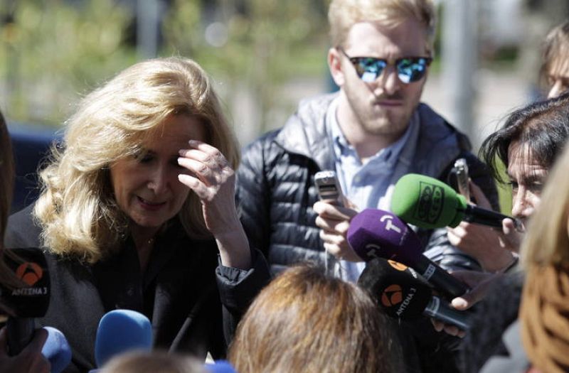 La periodista Nieves Herrero atiende a los medios a su llegada a la capilla ardiente de Jesús Hermida 