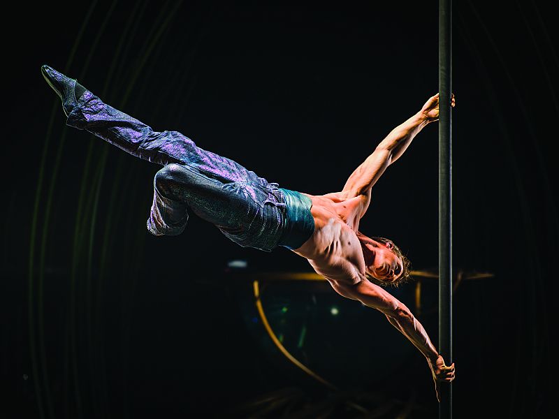 Acróbata del Circo del Sol en su espectáculo 'Amaluna'