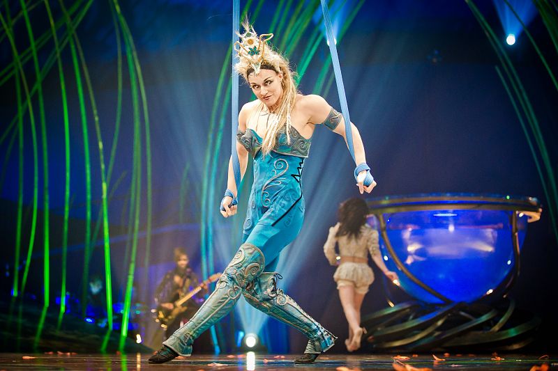 Una bailarina aérea aterriza sobre la pista en el espectáculo 'Amaluna' del Circo del Sol