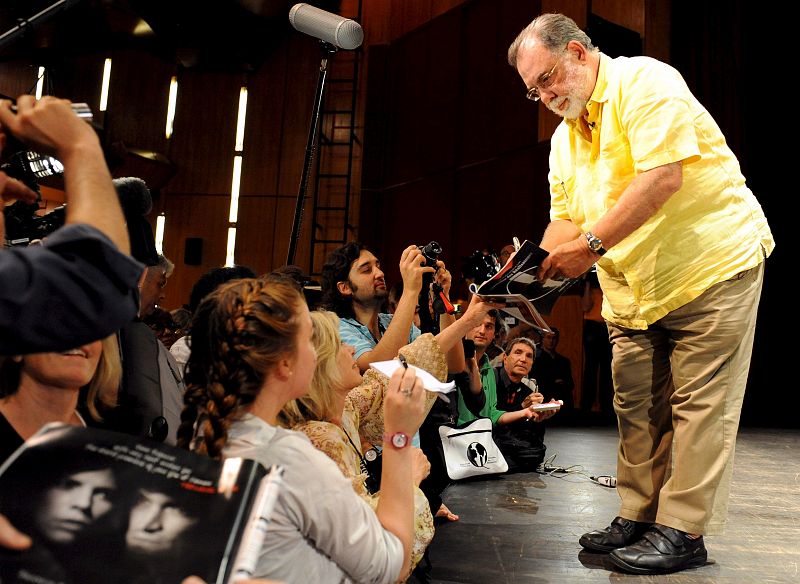 rancis Ford Coppola firma autógrafos tras una rueda de prensa en la "Quinzaine des Realisateurs" (quincena de realizadores) del Festival Internacional de Cine de Cannes (2009)