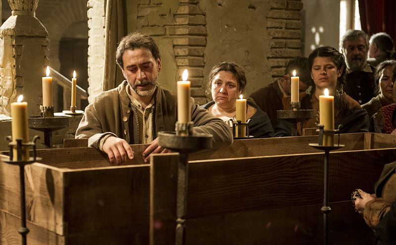 Los vecinos de la Villa han acudido al velatorio de Gonzalo.