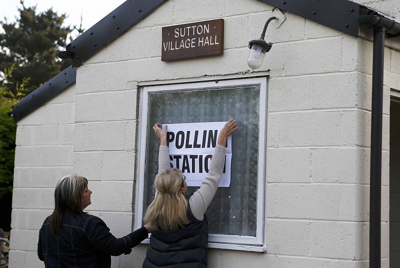 Trabajadores electorales ponen el cartel de "colegio electoral" en un edificio en Doncaster, norte de Inglaterra