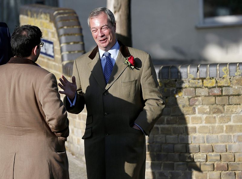 Nigel Farage, líder del UKIP, llega para votar en su colegio de Ramsgate, sur de Inglaterra