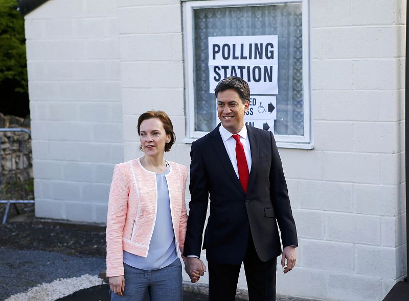 El líder laborista Ed Miliband y su esposa Justine tras votar en Doncaster, norte de Inglaterra