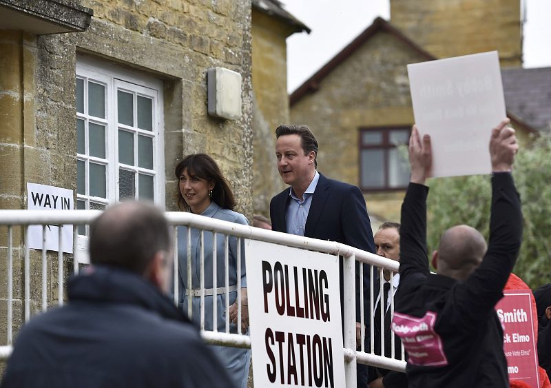 El primer ministro británico y líder de los conservadores, David Cameron, llegar para votar junto a su esposa Samantha en Spelsbury, centro de Inglaterra