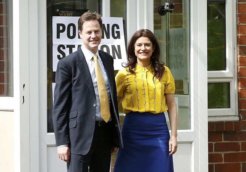 El líder de los liberal-demócratas, Nick Clegg, y su esposa, la española Miriam González, tras votar en Sheffield