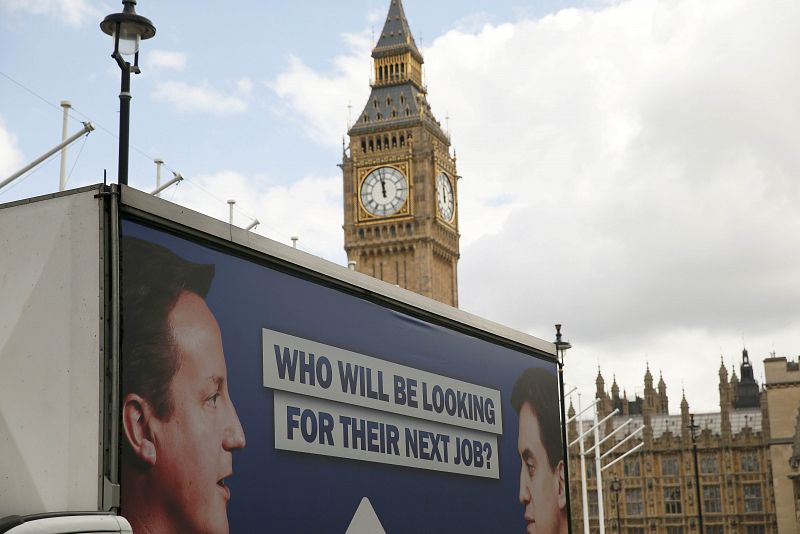 Una furgoneta recorre Londres con las fotos de Cameron y Miliband y el siguiente lema: "¿Quién tendrá que buscarse otro trabajo?"
