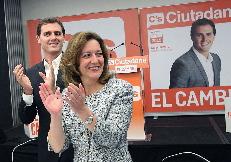 El presidente de Ciudadanos, Albert Rivera, junto a la candidata del partido a Barcelona, Carina Mejías.