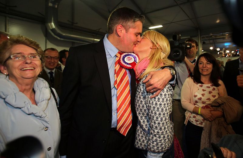 El candidato del Partido Unionista Democrático en Belfast, Gavin Robinson, intercambia un beso con su mujer tras saberse ganador de su circunscripción.