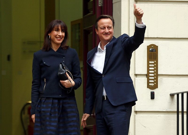 El primer ministro David Cameron celebra la victoria junto a su mujer Samantha
