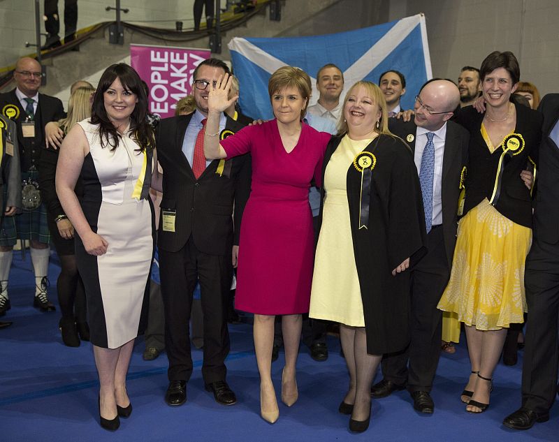 La líder del Partido Nacionalista Escocés (SNP), Nicola Sturgeon (c), celebra con sus seguidores este 8 de mayo de 2015 en el Emirates Arena de Glasgow, Escocia (R.Unido).