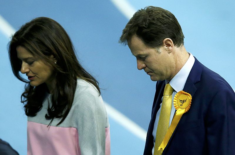 El líder de los liberaldemocrátas Nick Clegg camina junto a su esposa Miriam González.