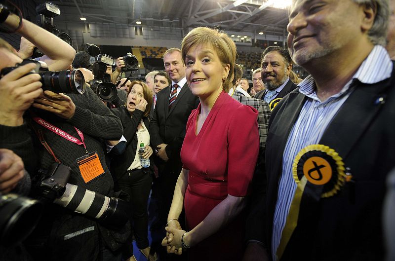 La líder del Partido Nacionalista Escocés, Nicola Sturgeon, celebra sus buenos resultados.