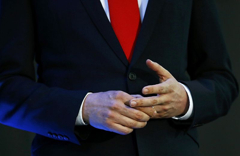 Primer plano de las manos del líder laborista Ed Miliband. La magnitud de la derrota laborista se percibe mejor si se piensa que muchos pesos pesados del partido han perdido sus escaños.