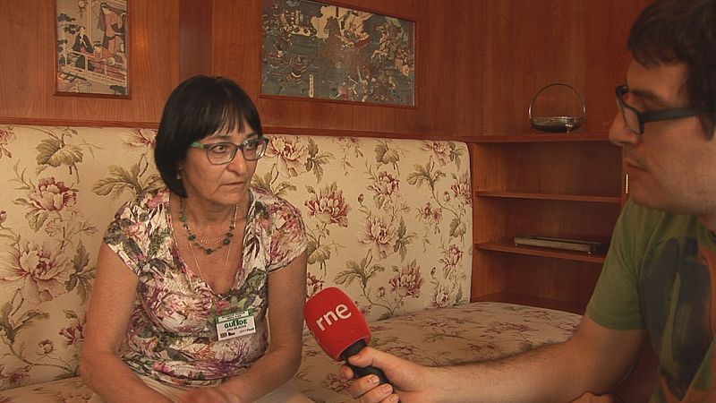 Jitka Bílková explica a Álvaro Soto uno de los interiores de Adolf Loos en Pilsen