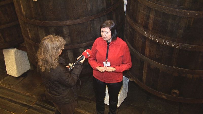 Radka Islas acompaña al equipo por las bodegas de la fábrica de Pilsner Urquell