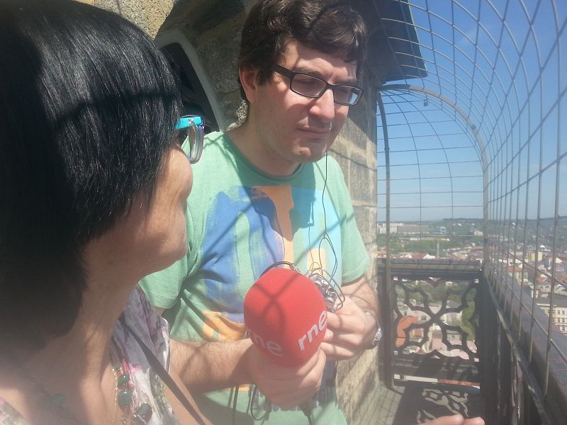 Jitka Bílková muestra a Álvaro Soto la panorámica desde la torre de la catedral
